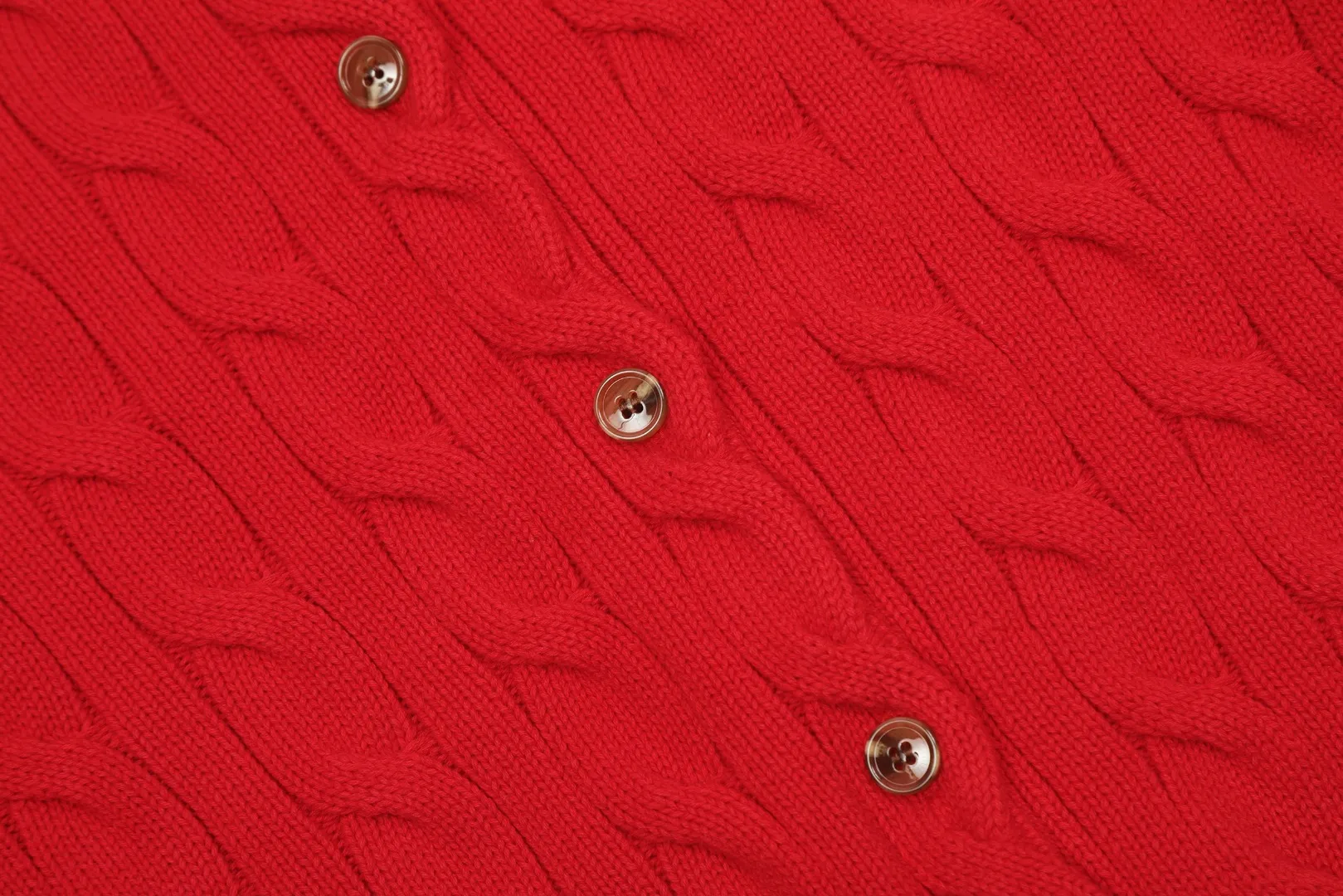 🅿️230 "Top quality" Style number: DS006# [Ralph Lauren round neck solid color pony embroidered logo twist knitted cardigan] ✅Ralph Lauren classic basic versatile knitted cardigan jacket for all seasons ✅Main supplier platform live broadcast Wholesale entity Replacement if out of stock No removal from shelves ✅ZP quality 1:1 version Scan code to enter the GF website Counter quality ✅Detailed quality The only one in Guangzhou Imported quality cotton yarn Focusing on high-end, cost-effective, and good quality. Needless to say, the version is restored to the original version. The maximum size can be worn up to 160 pounds. Loose, comfortable and stress-free. ✅The upper body is simple and easy to match. A must-have for goddess ootd. Good-looking clothes are never picky. A must-have in the goddess’ wardrobe. Size: S-XL. Color: Black, navy, off-white, gray, light blue, light pink, colorful blue, khaki, bright yellow, purple, Chinese red, turquoise green.